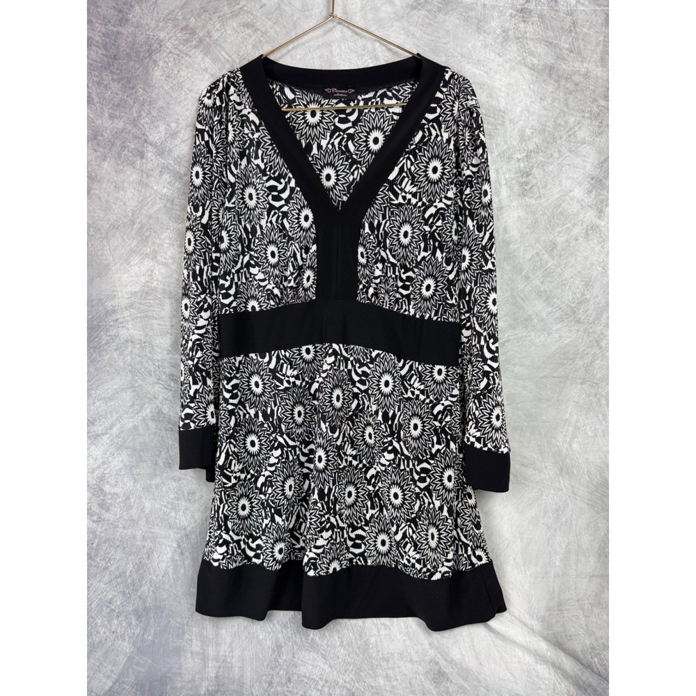 Cocomo Collections Black White Floral Sunburst Empire Waist V-Neck Tunic Top